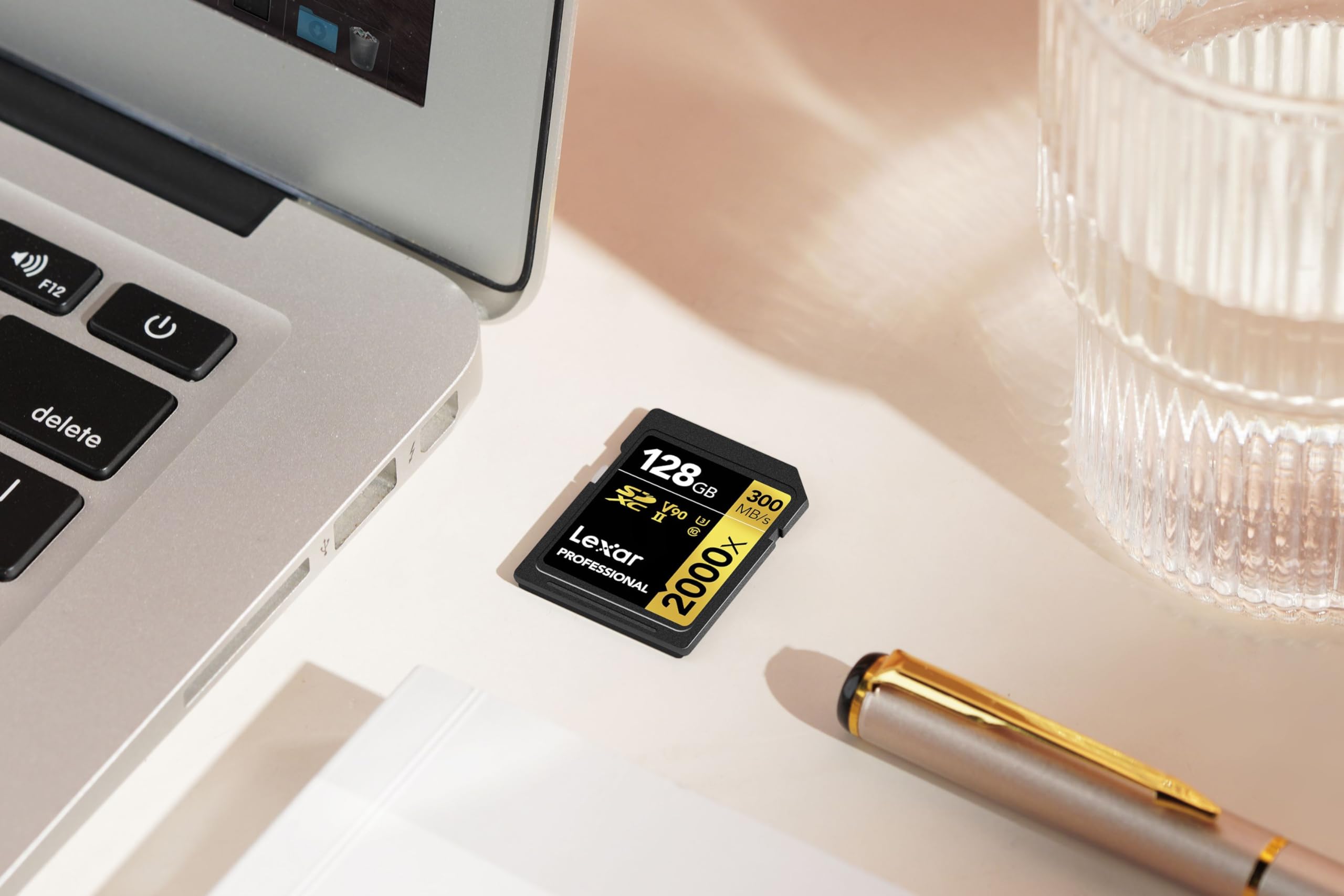 12 Must-Have Wedding Photography Accessories SD card