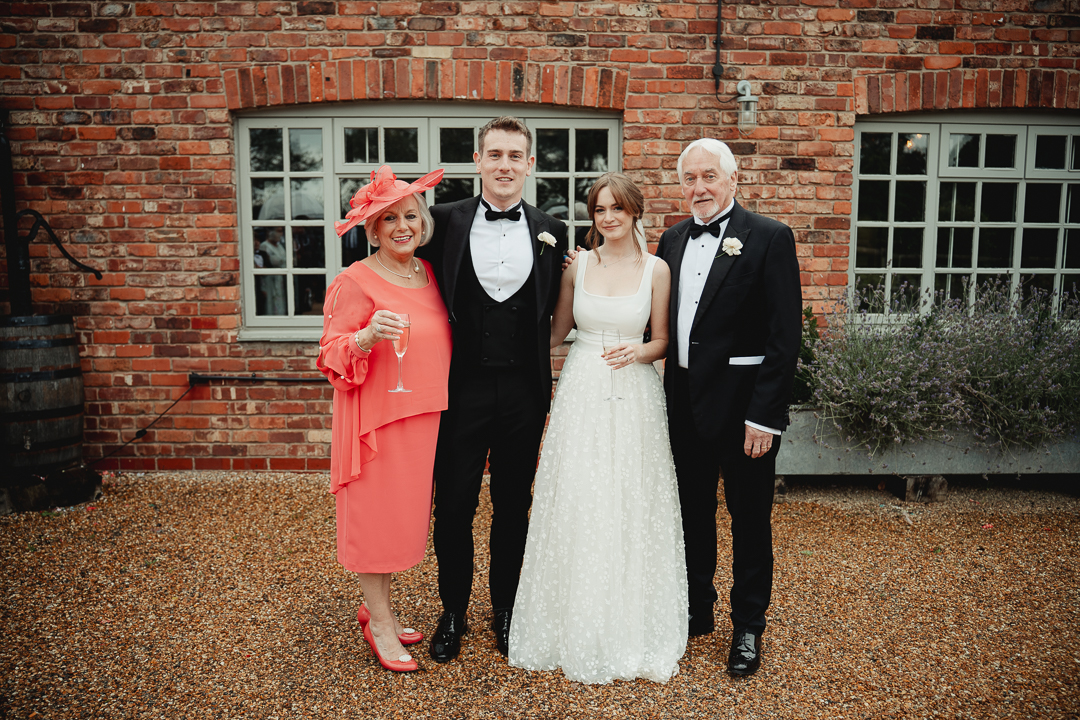 How to Photograph a Wedding? group photography at weddings
