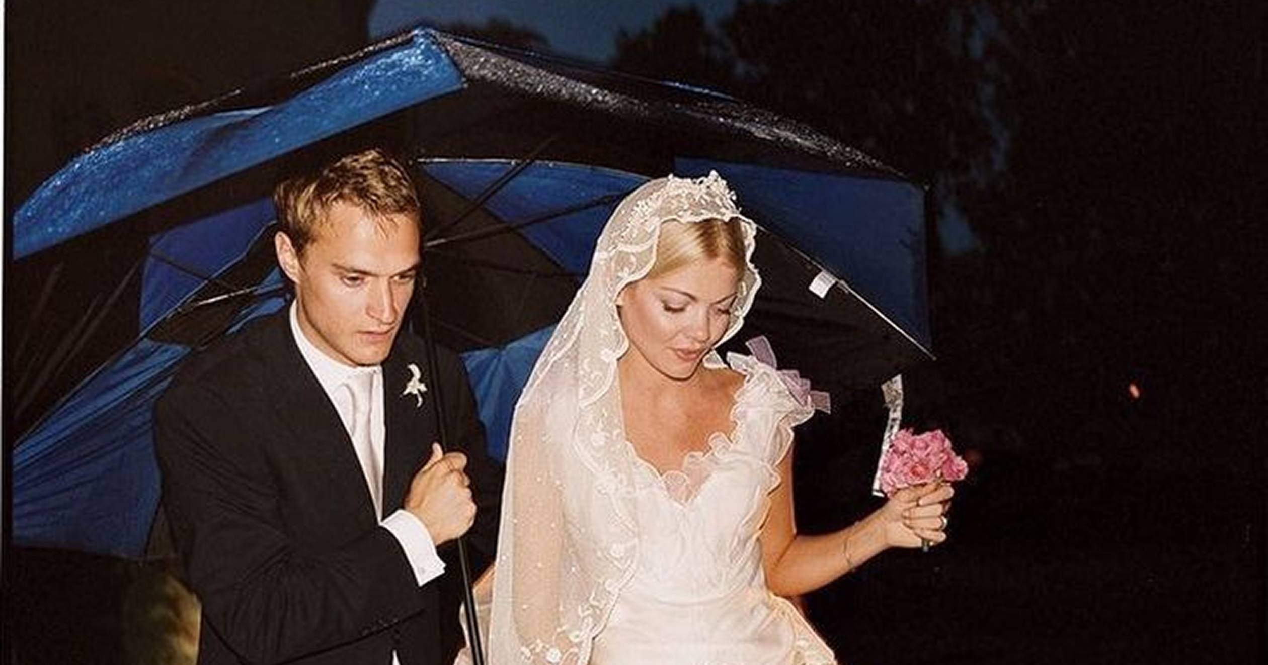10 Wedding Photography Trends in 2025 flash photography in paparazzi style