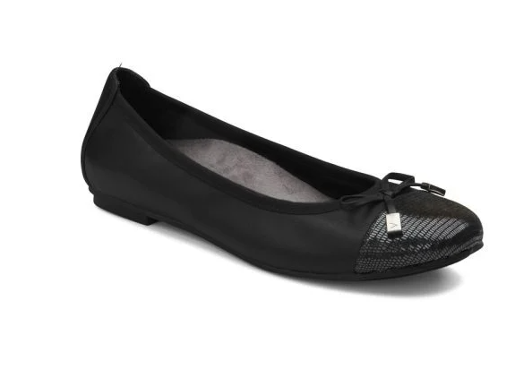 The Ultimate Guide to Photographer Outfits Vionic Minna Ballet Flats