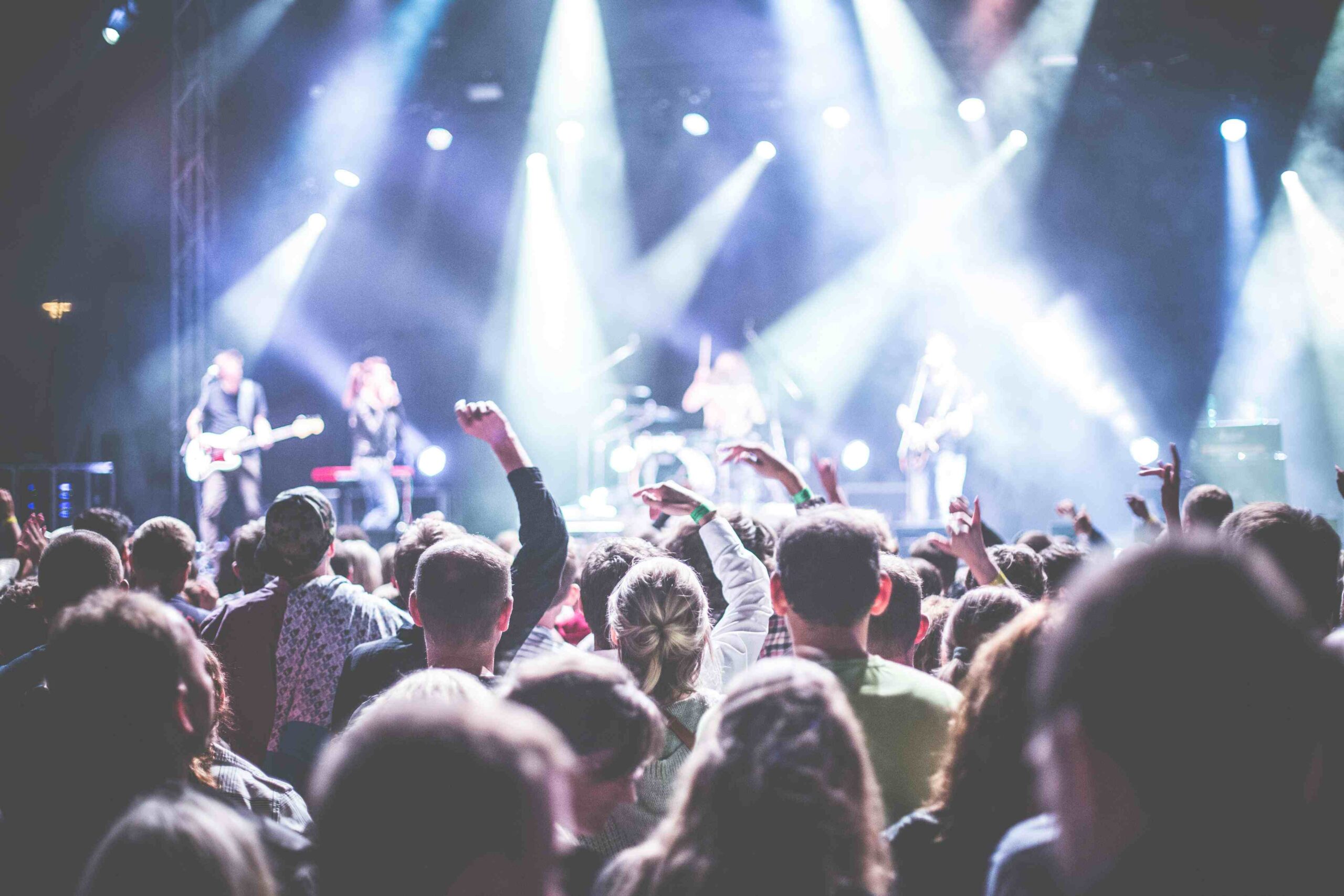 11 Concert Photography Tips for Beginners concert photography from the crowd