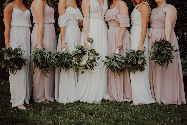 9 Bridal Party Photography Tips to Capture Energy and Connection bridal party photo - group shot