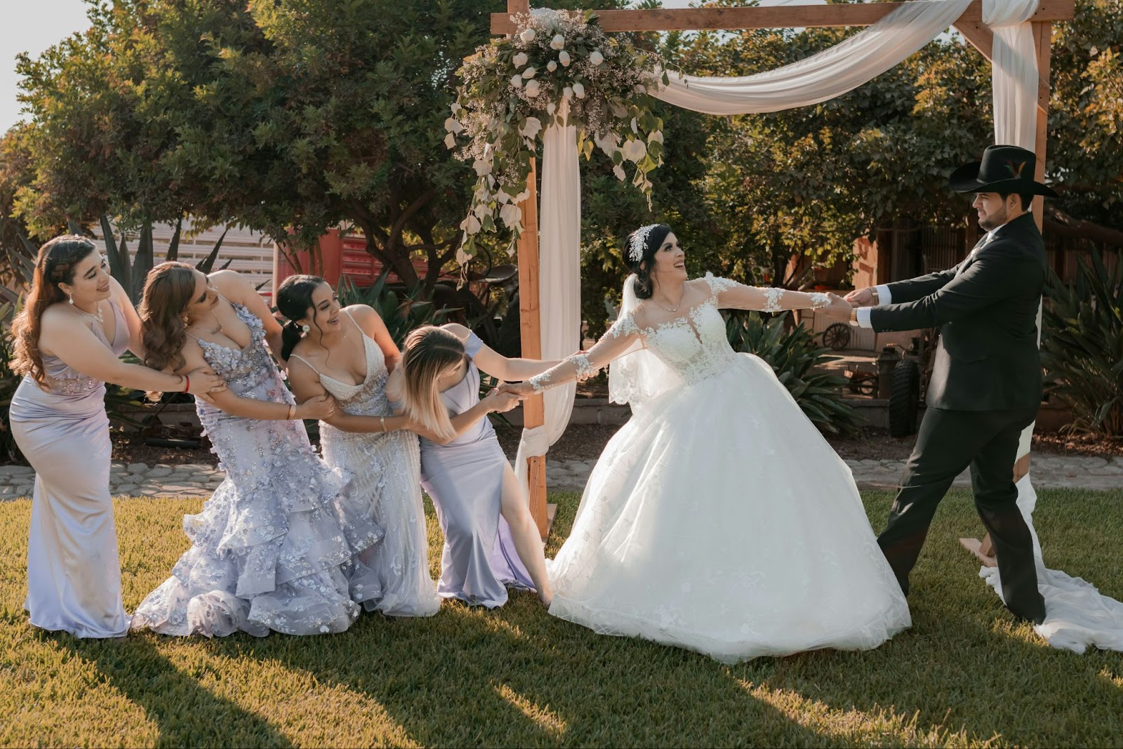 9 Bridal Party Photography Tips to Capture Energy and Connection bridal party photography example