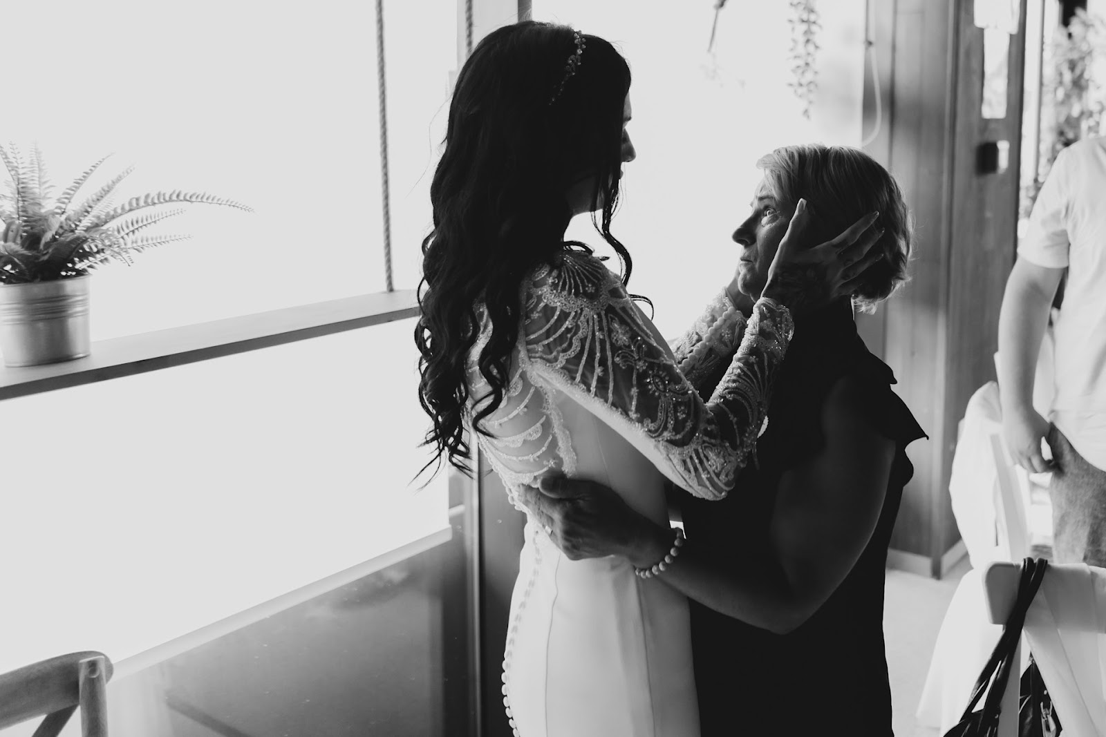 9 Bridal Party Photography Tips to Capture Energy and Connection black and white bridal photo - bride and mother