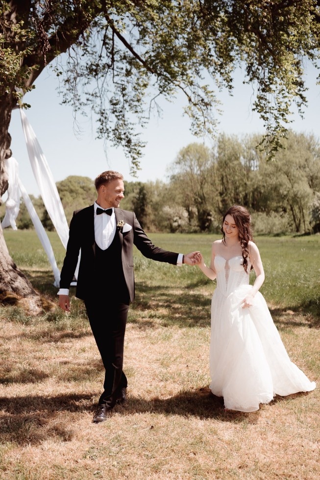 How to Nail Outdoor Wedding Photography: 13 Expert Tips Wedding photoshoot ideas