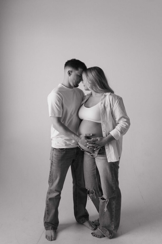 maternity couple pose