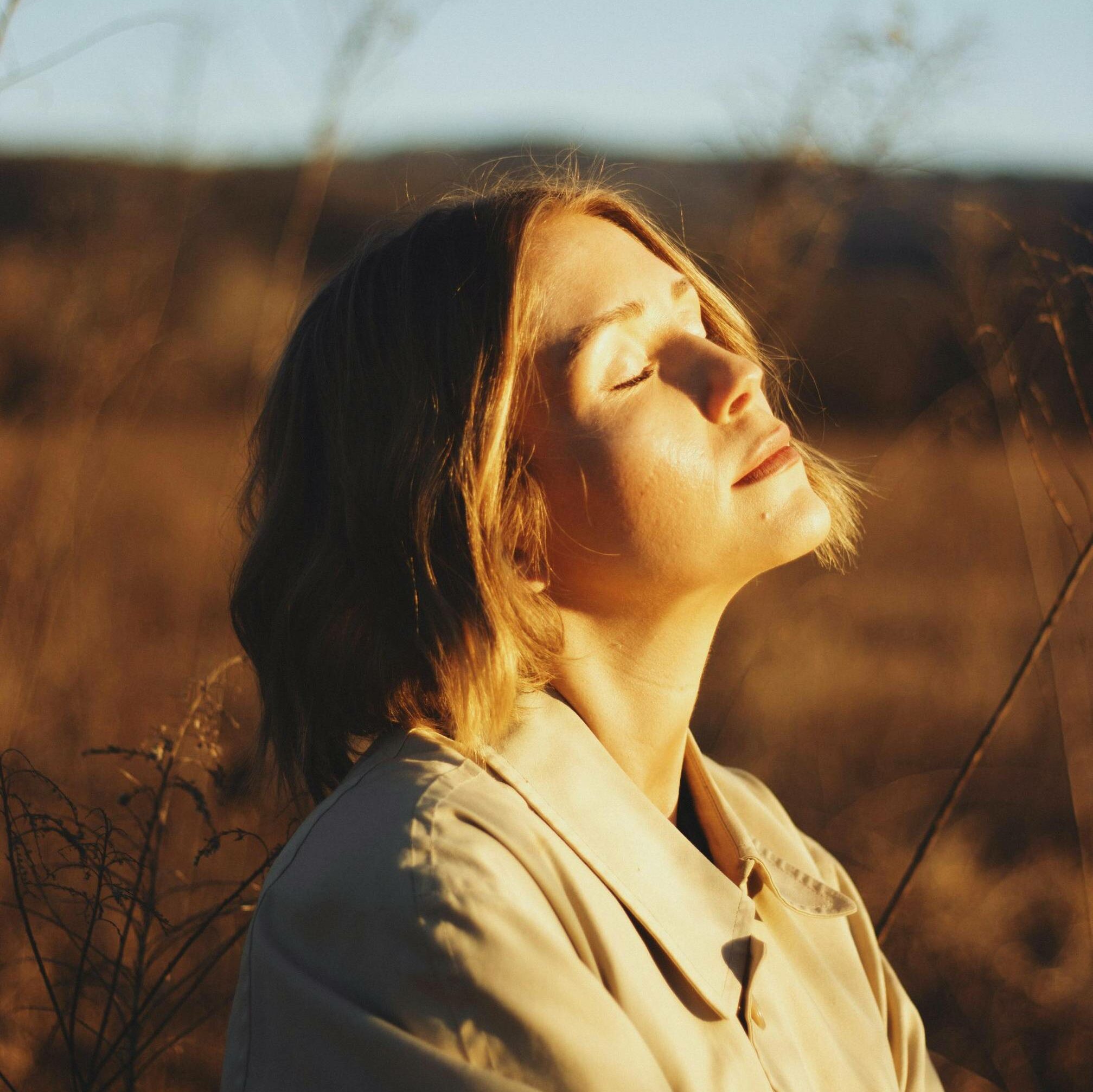 Natural light falling on a woman on the portrait shot